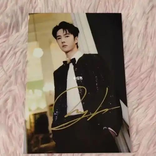 王一博王鹤棣吴宣仪最新拿到签名宣传照