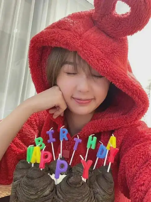 虞书欣生日直播自截图