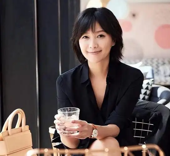 从19岁就男人不断,半百了还没玩够,"风流才女"徐静蕾现形记