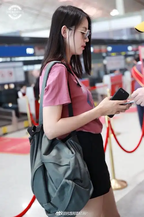 张梓琳世界小姐明星同款出街机场街拍t恤配黑色裤裙短裤两件套