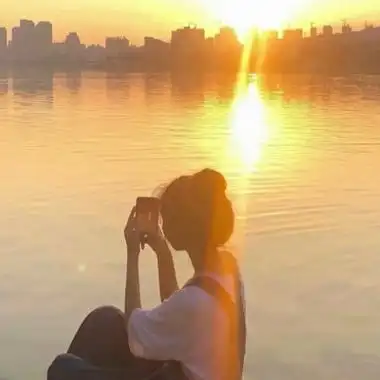 侧脸头像女生日落逆光 高清唯美治愈系的日落女生头像侧脸图片