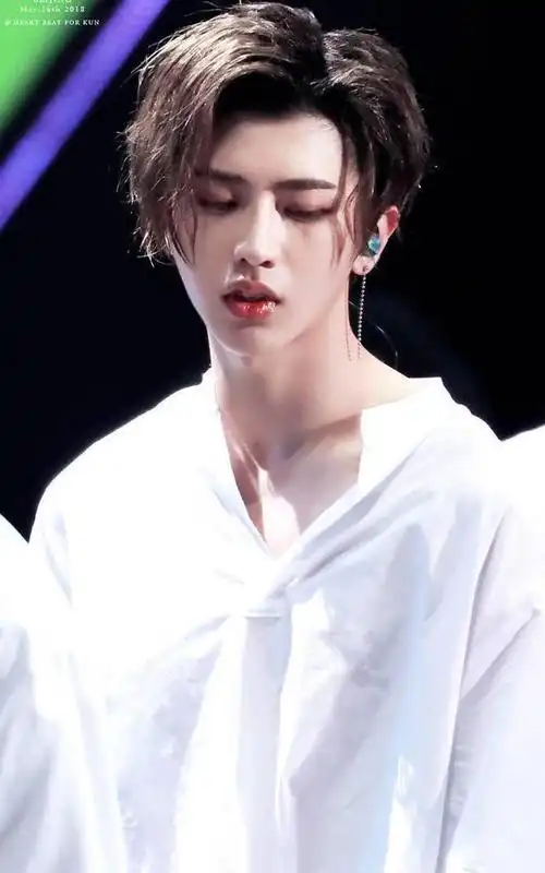 偶像练习生蔡徐坤锁骨性感上演男人撩人盘点明星最美锁骨