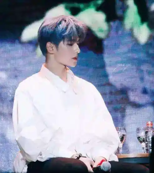 娱乐圈里染蓝头发的十位明星萧敬腾大胆时尚杨洋让人惊艳