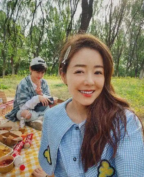 原创超女安又琪近况曝光为好友新店宣传苹果肌肿胀下巴诡异被吐槽