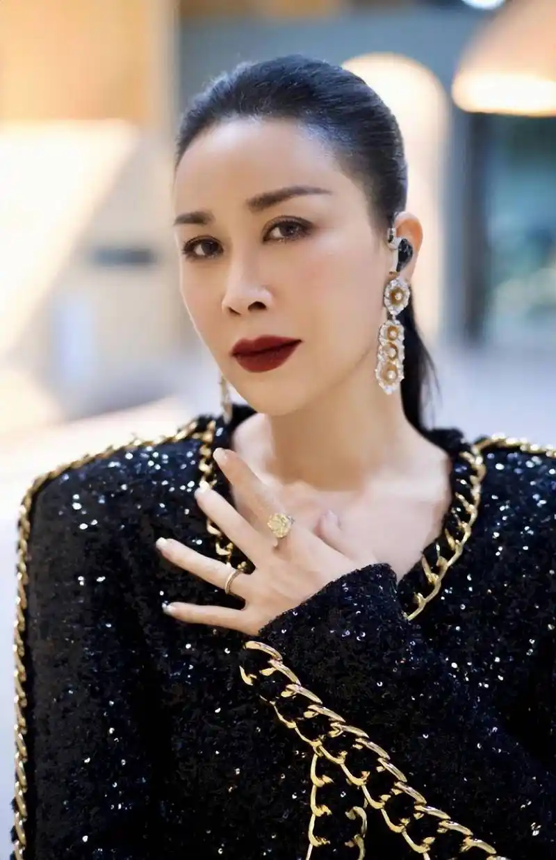 那英携女伦敦逛街,看奢侈首饰入迷,15岁苹果身材高挑气质出众_女儿