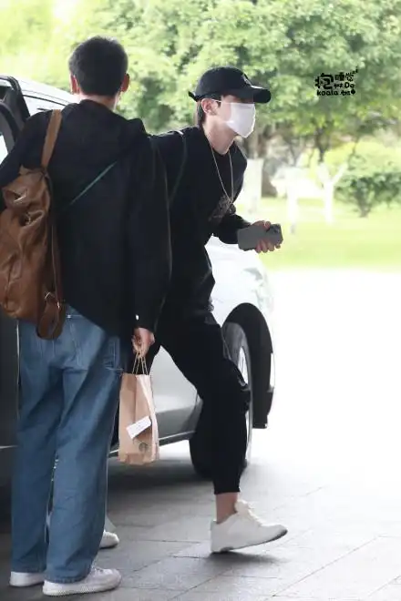 今天下午邓伦结束了在长沙的节目录制行程启程飞往上海,一身黑衣黑裤
