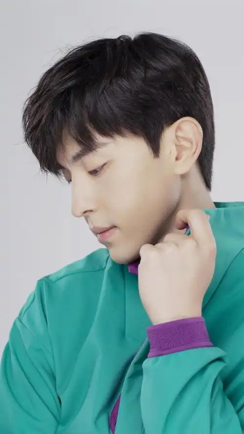 青春阳光韩范男孩邓伦帅气迷人写真