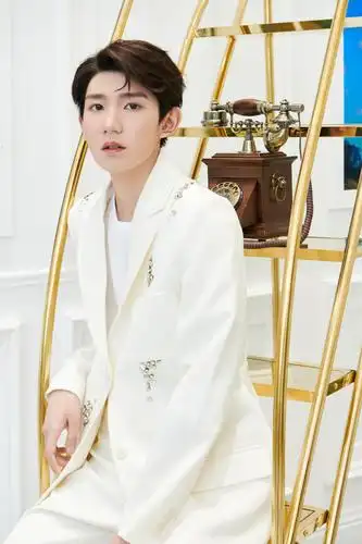 王源白色西装帅气写真,图片大全,高清,图库-回车桌面