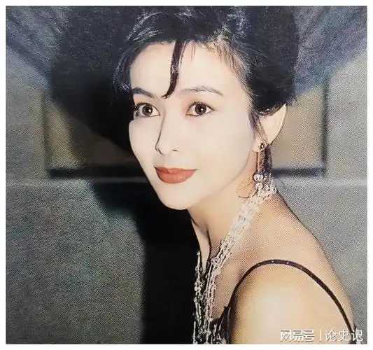 关之琳巅峰魅力泳池登场女人韵味尽显