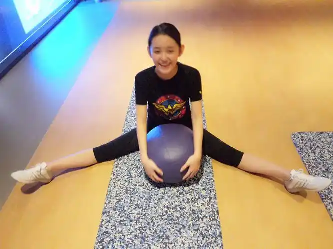 一字马壁咚新技能蒋依依晒花式健身照