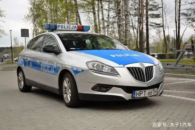 这是在世界街角看到的警车
