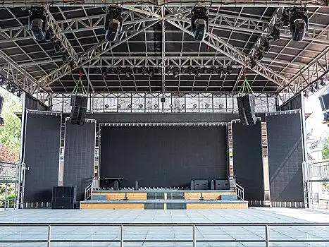 在户外搭建的舞台