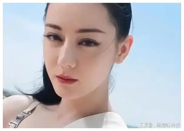 31岁迪丽热巴神态神秘怼脸照曝光态度正经