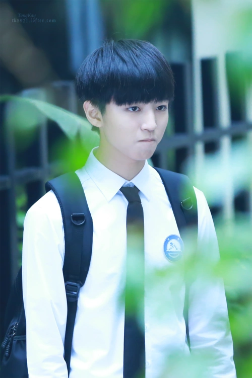 王俊凯 超少年密码拍摄 cr.logo