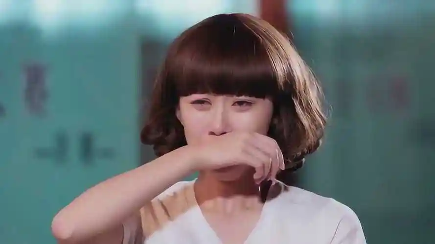 酒瓶船比赛夺冠男子跟病重女友告白尽管看不见女友感动哭了