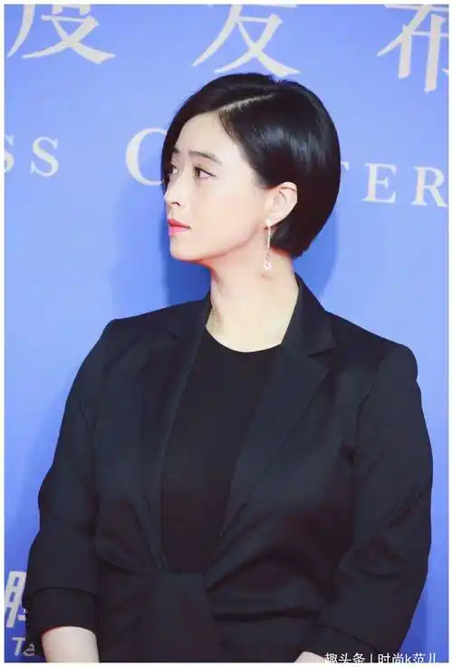 这个发型很精致,清爽,把蒋欣的脸型刻画得更完美.