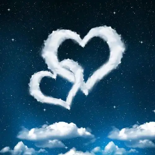 夜空中的爱心云朵