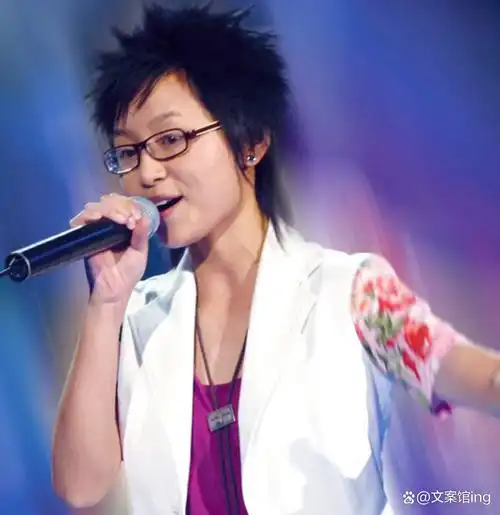 好快,《超女》19年了,何炅当初的预言准的吓人,该红的都红了