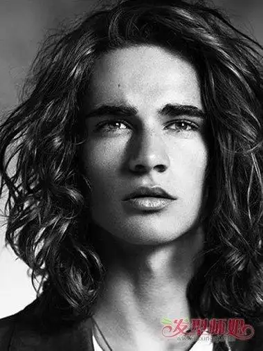 国外男士时尚不羁的长发有哪些 魅力大对决的男生卷发集锦_发型师姐