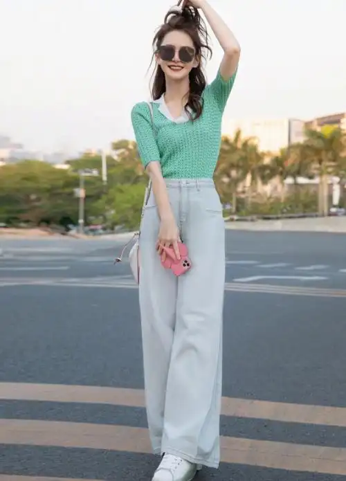 戚薇的夏季穿搭教科书,绿色短袖配牛仔裤身材凹凸有致,魅力四射