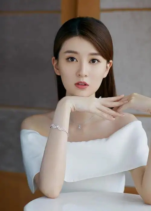 90后小花乔欣bridgette上海活动的豹纹连身短裙造型酷劲十足