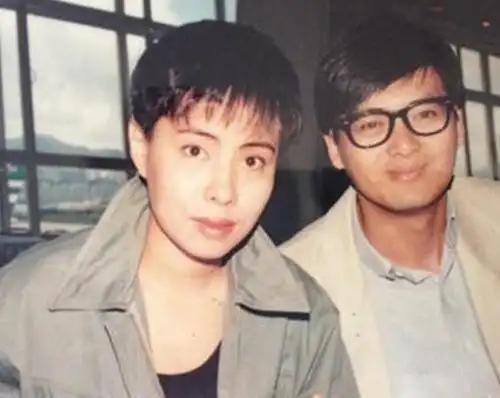 看了陈荟莲年轻时的照片,才知道周润发的眼光有多好