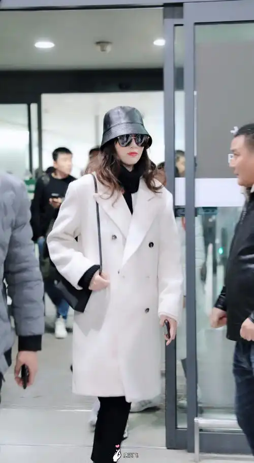 唐嫣戴黑色渔夫帽和墨镜穿白色大衣现身机场,烈焰红唇皮肤白皙