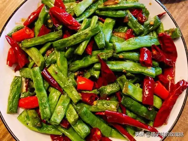 人见人爱的美食家常菜推荐:干煸四季豆,蒜蓉红薯叶,咸蛋黄南瓜