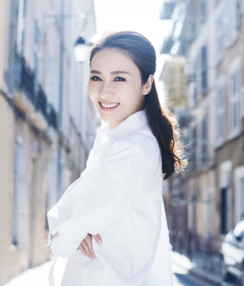 黎姿纪念结婚12周年感慨深罕晒夫妻牵手照丈夫赠手写心意卡