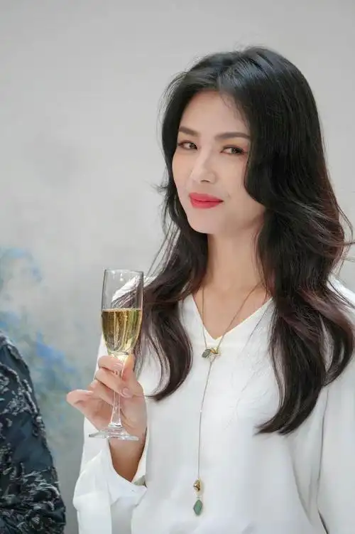 刘涛参加商场活动穿搭简单但很高级太圈粉了