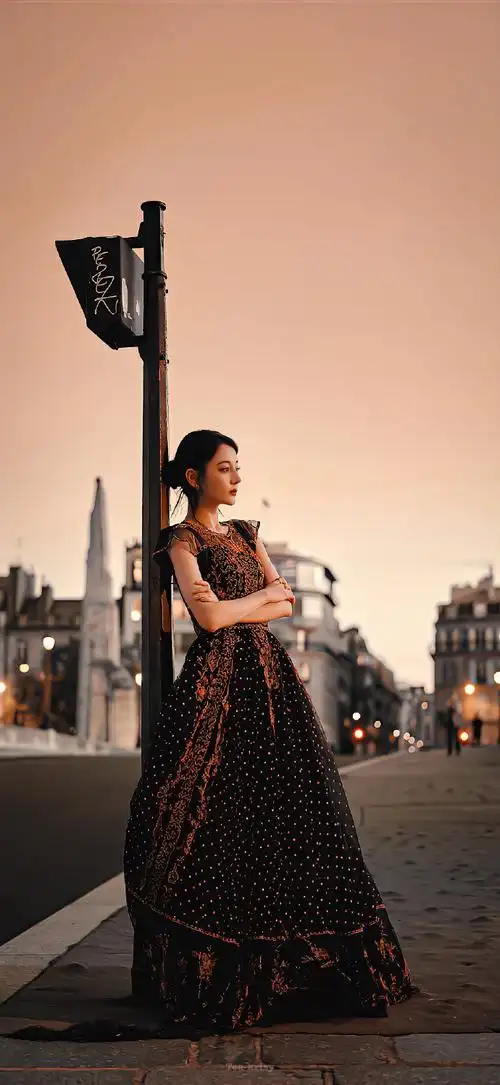 迪丽热巴夜景大片