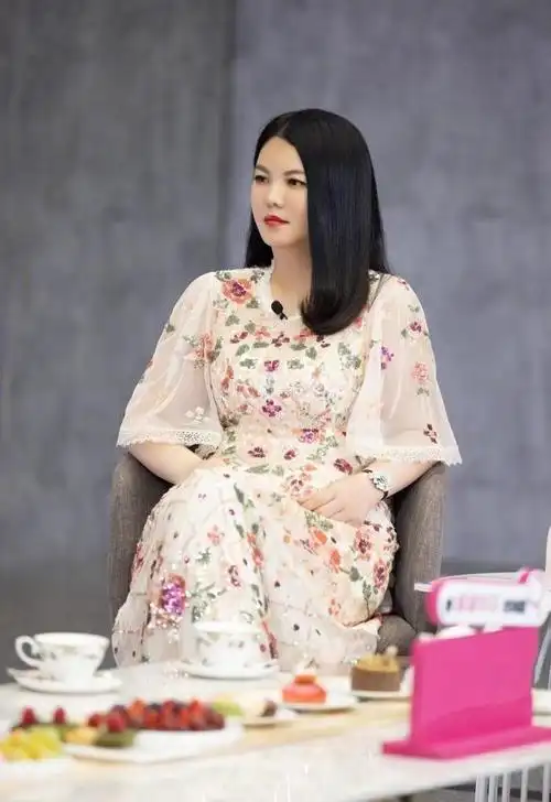 李湘发福挺明显的但是穿印花裙依旧很优雅身材微胖也好美