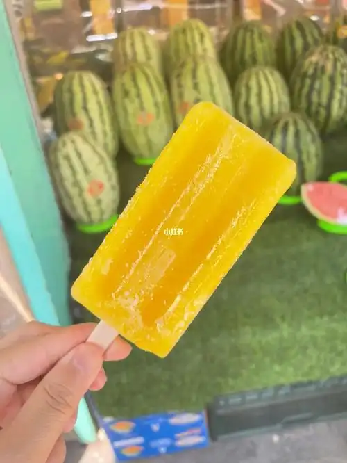 太热了吃了一根菠萝冰棍
