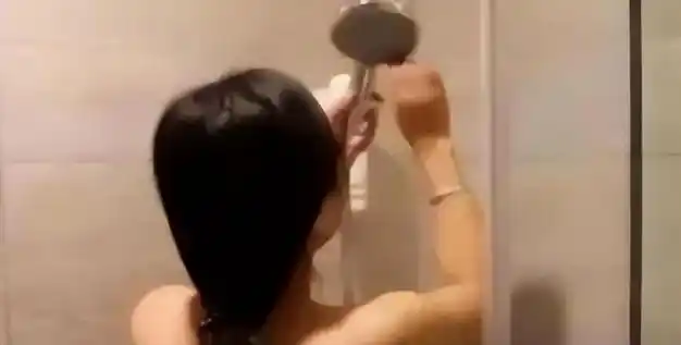 裸体持手机男子进入女淋浴室近8分钟民警称走错疑罪从无