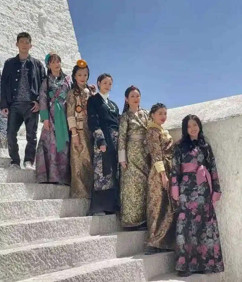 张翰加入《妻子的浪漫旅行》成颜值担当,在布达拉宫与姐姐们合照却