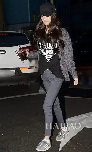 韩国女星街拍轻装上阵,以帽抢镜!