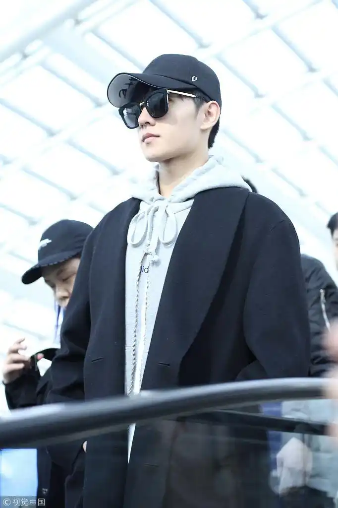 杨洋黑大衣配卫衣领口蝴蝶结亮了 机场公然"走秀"大队人马跟拍