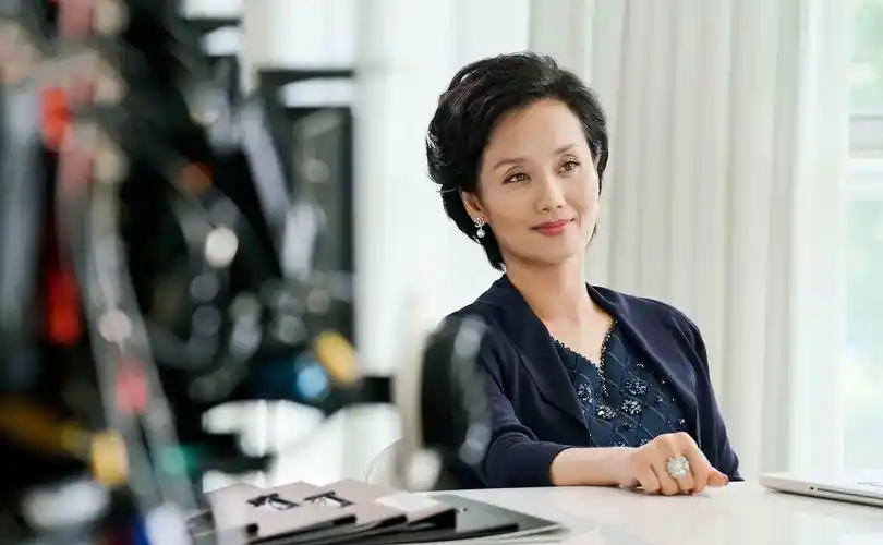 55岁的李颖为妈妈庆生,母亲年过80但皮肤紧致,气质绝佳被赞年轻_什么