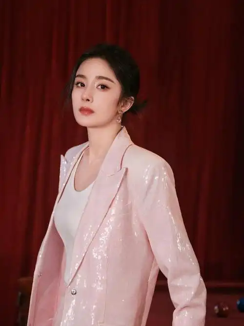 杨幂全粉亮片西装套装 展现又甜又飒的魅力 台球技艺更是拿捏到位