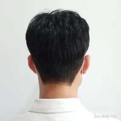 师来店里修建,设计师成住相当专业,根据脸型给我推荐了一款背头的发型