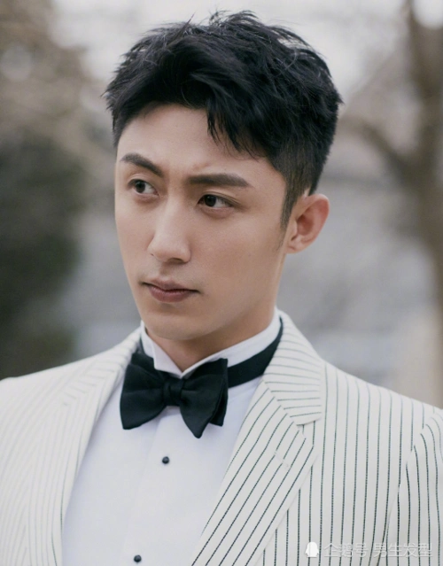 黄景瑜"露额"发型轻熟帅气,搭配条纹西装很高级,儒雅又绅士