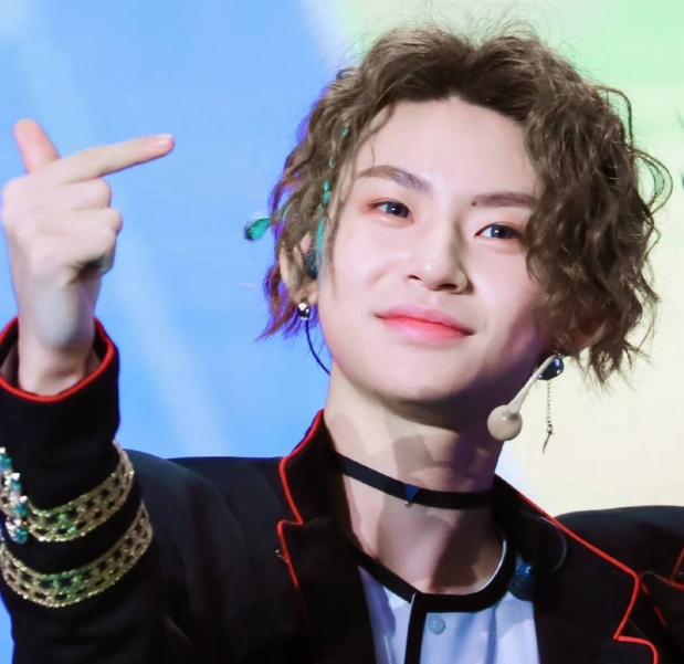 npc单手比心:陈立农深情,小鬼暖心,蔡徐坤魅力四射!