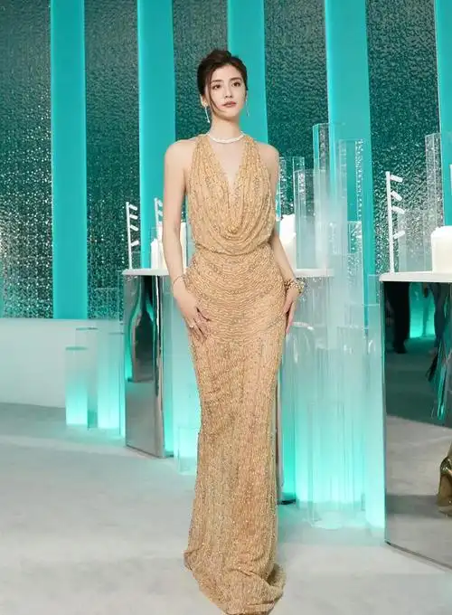 吴千语真大胆,两片布就出门?不仅斩男还非常斩女!