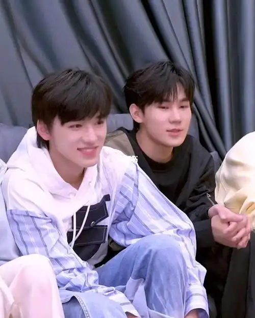 宋亚轩张真源活力撞色