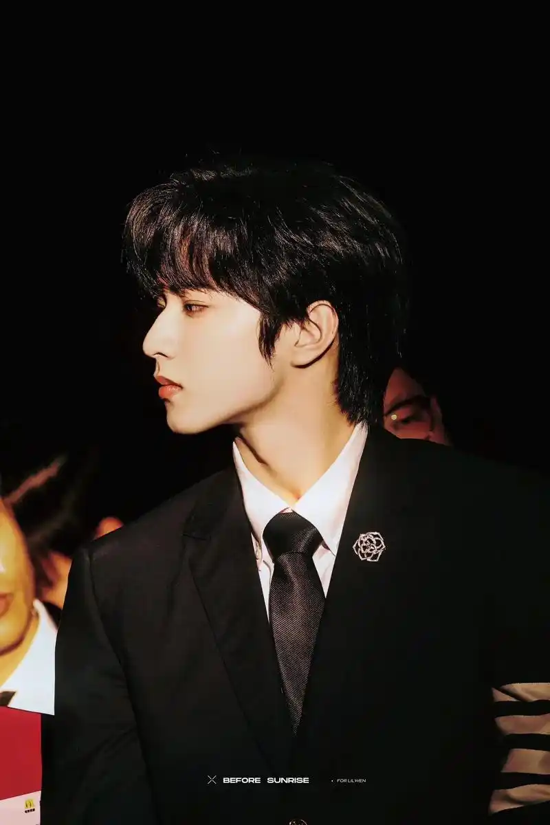 好牛逼的脸.#刘耀文bking继承人 #西装杀 #硬照 #刘 - 抖音