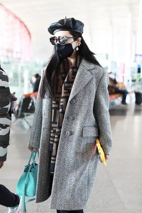 范冰冰最新私服好看到爆,灰格子大衣配阔腿裤亮片靴,时髦不用力