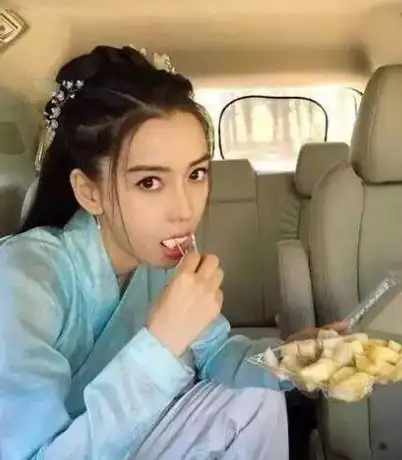 原创明星吃水果热巴吃西瓜籽易烊千玺啃榴莲景甜一看就是摆拍