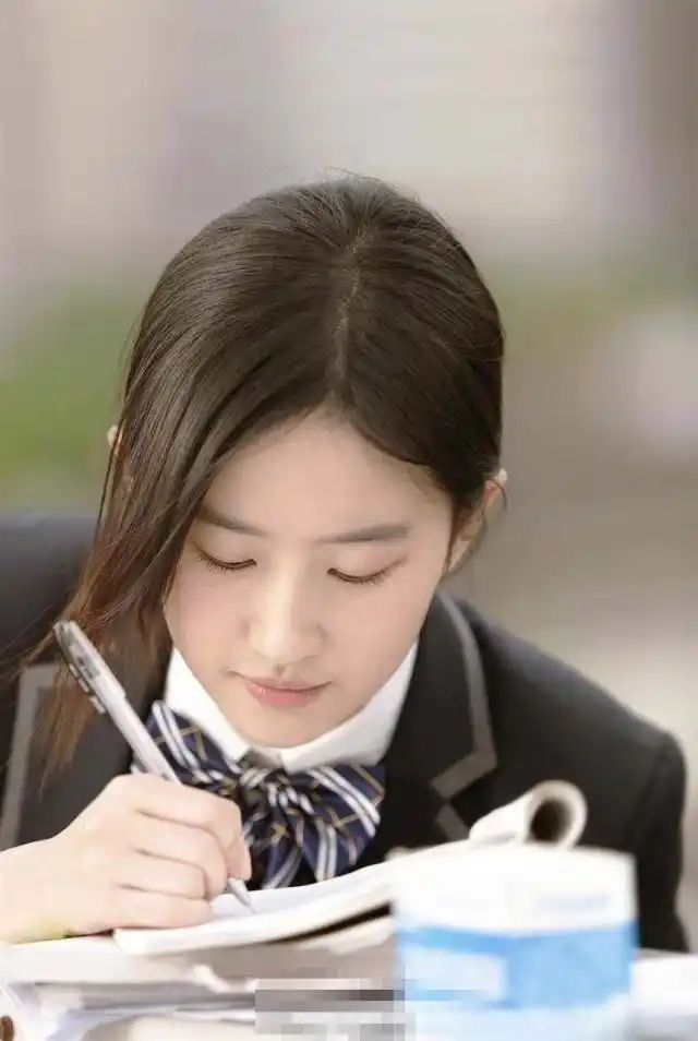 致青春 刘亦菲校服 瞬间美回初恋风