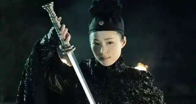 展开全部 应为姬瑶花.《四大名捕2》中的姬瑶花是由江一燕饰演的.