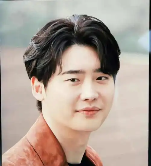 他也没逃过韩国男星的"发酵",前有宋承宪,崔始源,后面有李钟硕,吴世勋